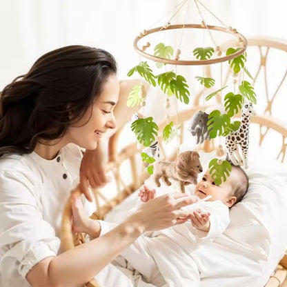 Mobile bébé motif safari au-dessus de bébé avec girafe, éléphant, zèbre et lion dans un décor naturel