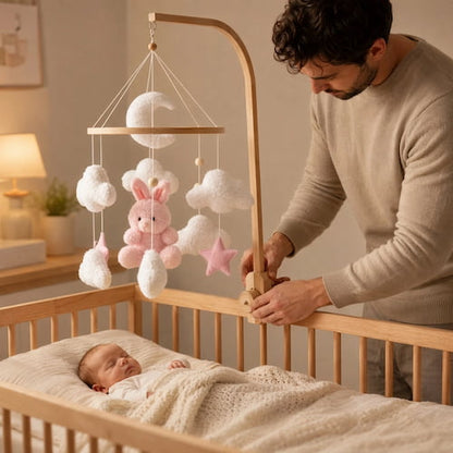 Mobile lit bébé avec lapin rose installé par papa