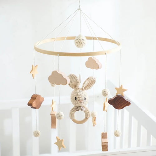 mobile lit bébé lapin decoratif avec lapin etoiles nuages et elements en bois naturel