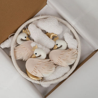 Mobile lit bébé motif le cygne avec trois cygnes nuages et étoiles dorées
