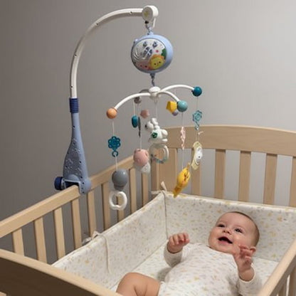 Mobile musical bébé installé sur le lit avec figurines amusantes et bébé souriant