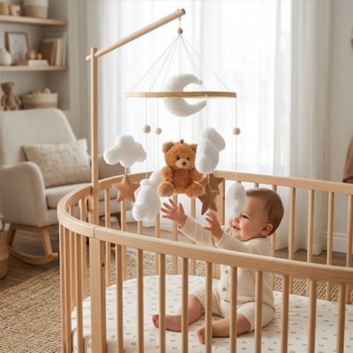 Mobile pour bébé avec ourson, nuages et étoiles au-dessus du lit pour stimuler l’éveil