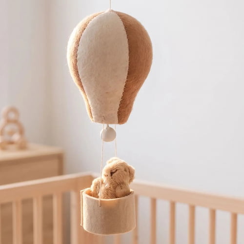 mobile pour bebe montgolfiere beige avec ourson suspendu dans son panier