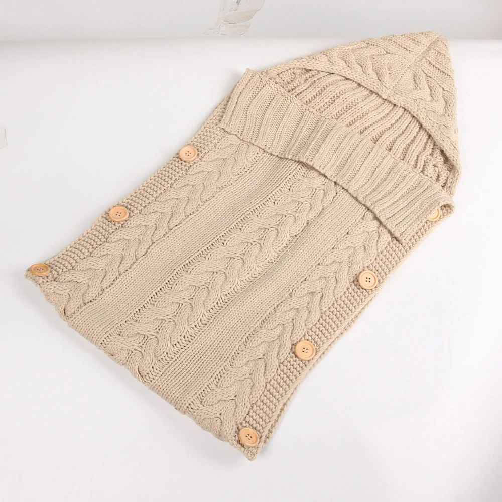 nid d'ange cosy beige avec capuche et fermeture a boutons ideal pour les sorties hivernales
