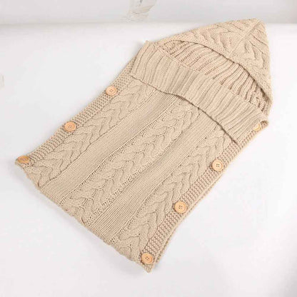 nid d'ange cosy beige avec capuche et fermeture a boutons ideal pour les sorties hivernales
