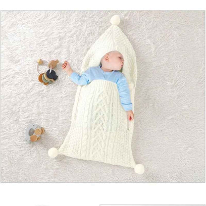nid d ange cosy en maille tricotee ecrue avec capuche a pompon bebe endormi motif torsade doux et confortable
