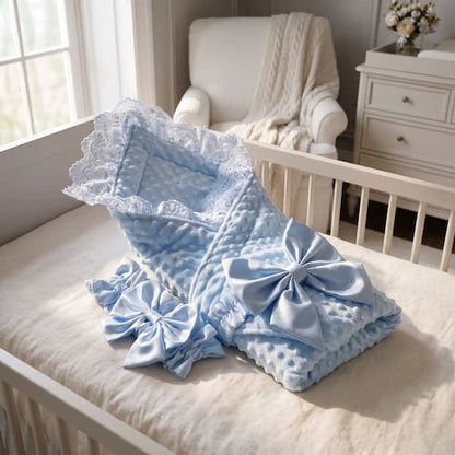 nid pour bebe bleu en tissu minky doux avec dentelle et grand nœud, posé dans un lit de bébé