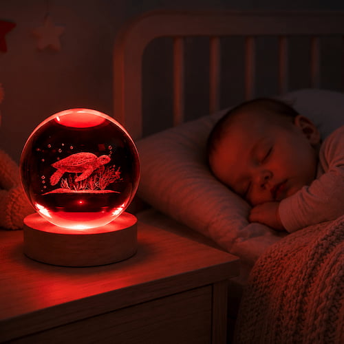 tortue veilleuse rouge diffusant une lumiere reconfortante pres d un bebe endormi dans une chambre paisible