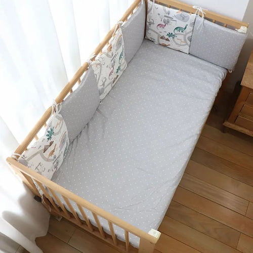 tour de lit pour bebe motif dinosaure gris et blanc installe autour du lit