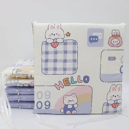 tour de lit pour bebe motif lapin mignon et carreaux violets sur fond blanc