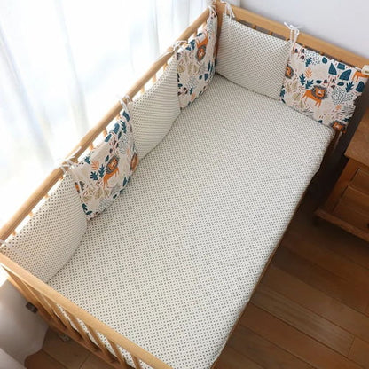 tour de lit pour bebe motif lion et animaux de la foret installe dans un lit en bois