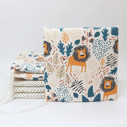 tour de lit pour bebe motif lion orange et feuilles colorees presente en lot de six pieces