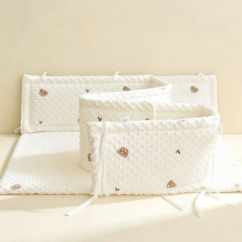 Tour de lit respirant motif ours et feuilles présenté en plusieurs pièces avec attaches