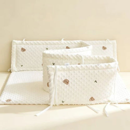 Tour de lit respirant motif ours et feuilles présenté en plusieurs pièces avec attaches