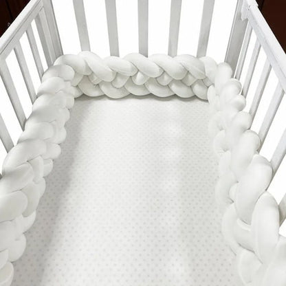 Tour de lit tressée blanche installée autour d’un lit bébé, vue d’ensemble