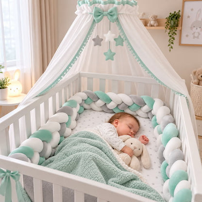 Tresse de lit bebe vert gris et blanc dans un lit à baldaquin avec bébé endormi sous une couverture verte et doudou lapin