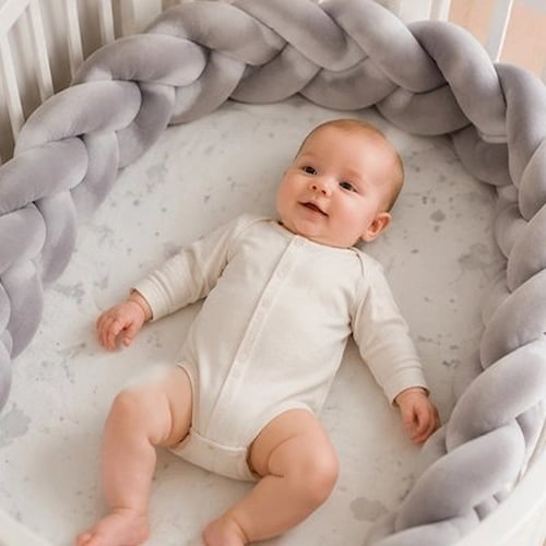 Tresse de lit douce et épaisse entourant bébé dans son berceau