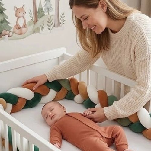 Tresse de lit vert, blanc et beige installée autour du bébé dans son berceau