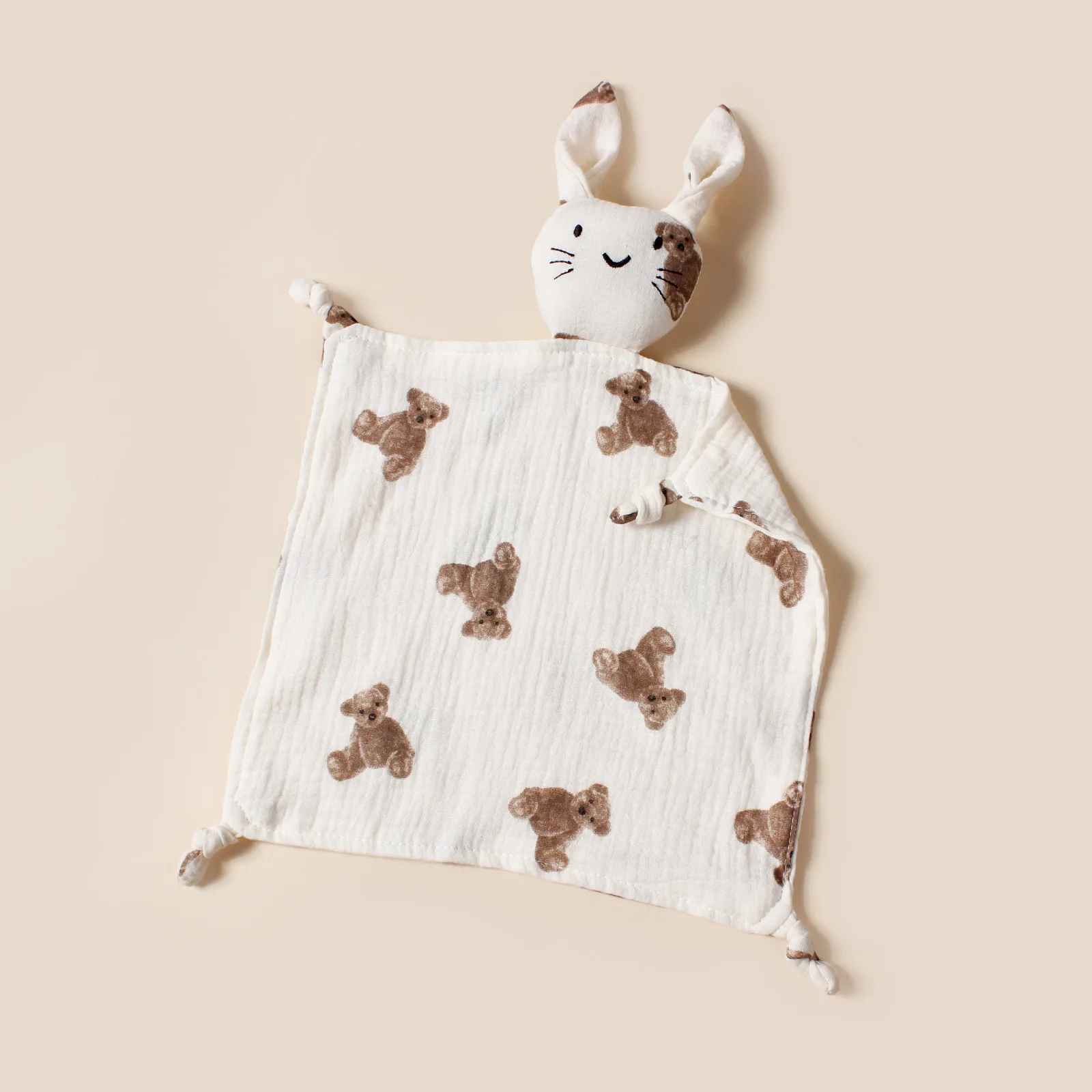 un doudou avec motif chat ours tres joli