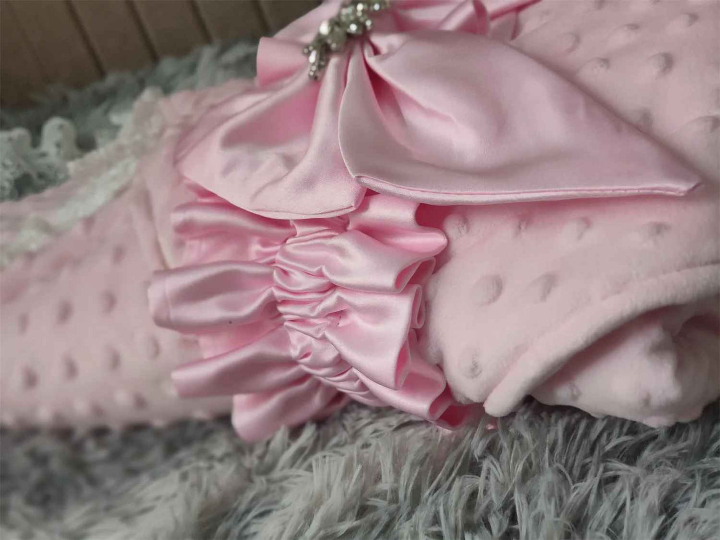 un joli nid pour bebe rose de belle papillon avec un motif tres doux