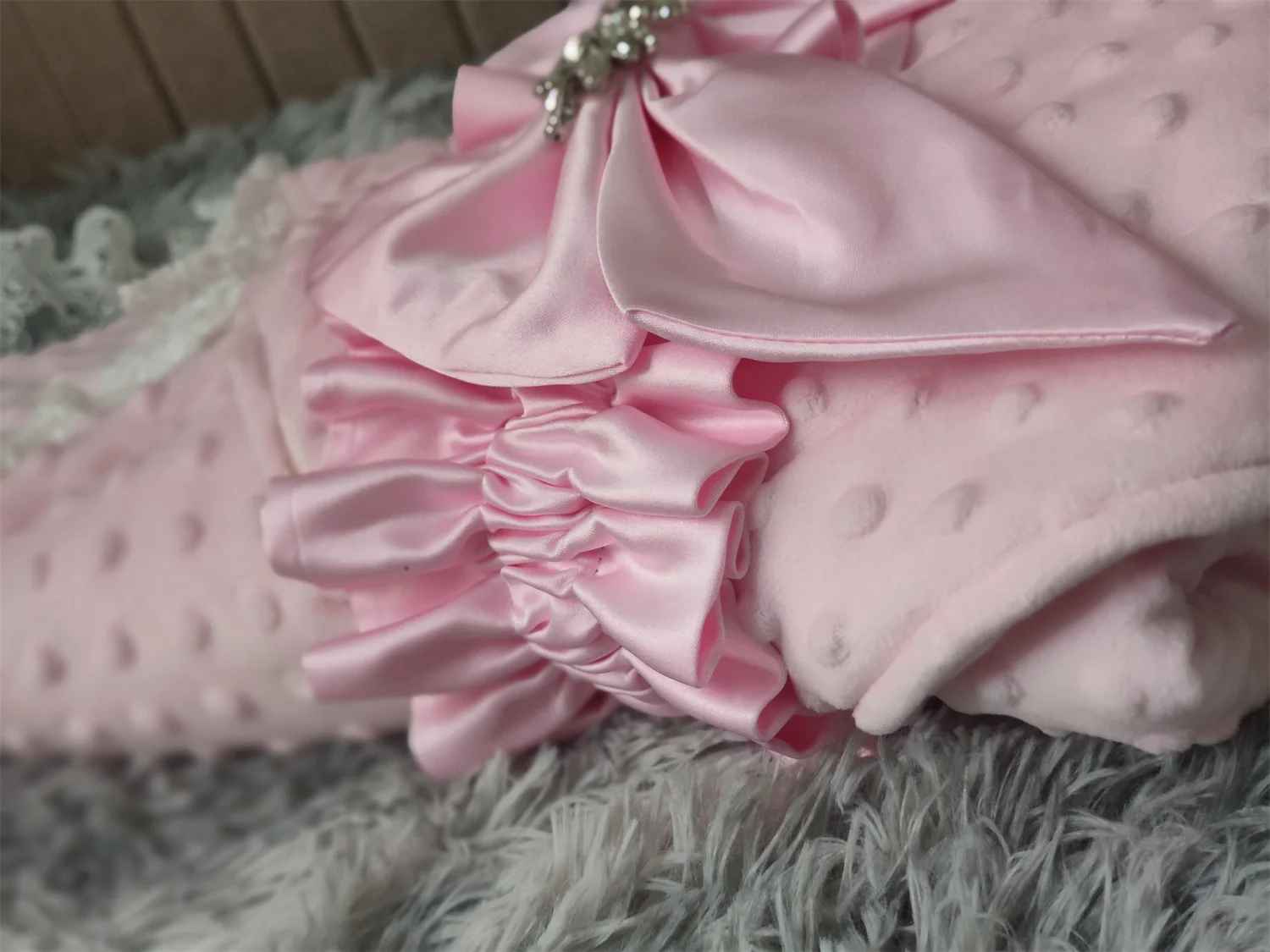 un joli nid pour bebe rose de belle papillon avec un motif tres doux
