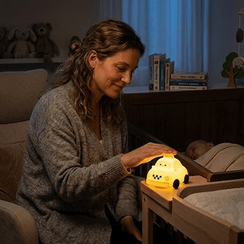 une maman allume veilleuse bebe taxi lumineuse pour apaiser bebe avant sommeil paisible