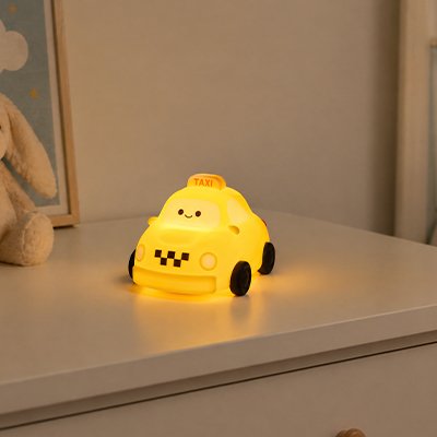 veilleuse bebe taxi deposer sur une table de chevet