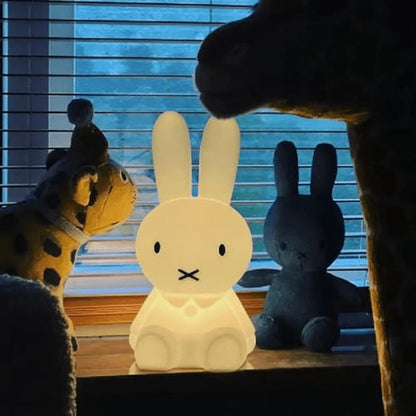Veilleuse lapin diffusant une lumière douce sur un rebord de fenêtre