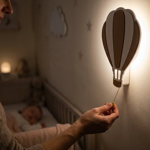 Veilleuse murale bebe en forme de montgolfière diffusant une lumière douce et chaleureuse