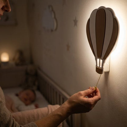 Veilleuse murale bebe en forme de montgolfière diffusant une lumière douce et chaleureuse