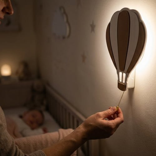 Veilleuse murale bebe en forme de montgolfière diffusant une lumière douce et chaleureuse