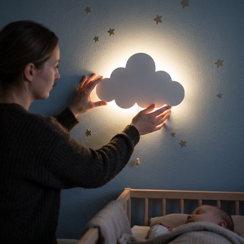 Veilleuse murale nuage diffusant une lumière douce et chaleureuse dans la chambre de bébé