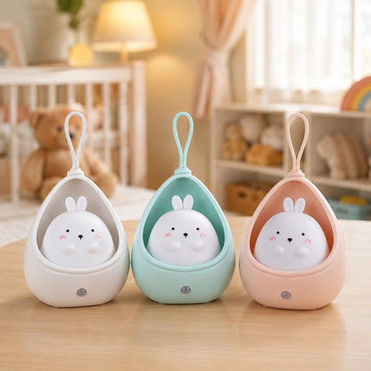Veilleuse pour bebe lapin avec trois couleurs douces dans la chambre de bébé