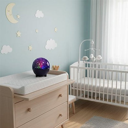 Veilleuse projection étoilée créant une ambiance douce et colorée dans la chambre de bébé