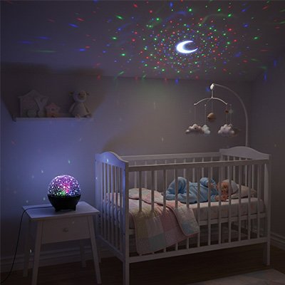 Veilleuse projection multicolore illuminant doucement la chambre avec un ciel étoilé apaisant
