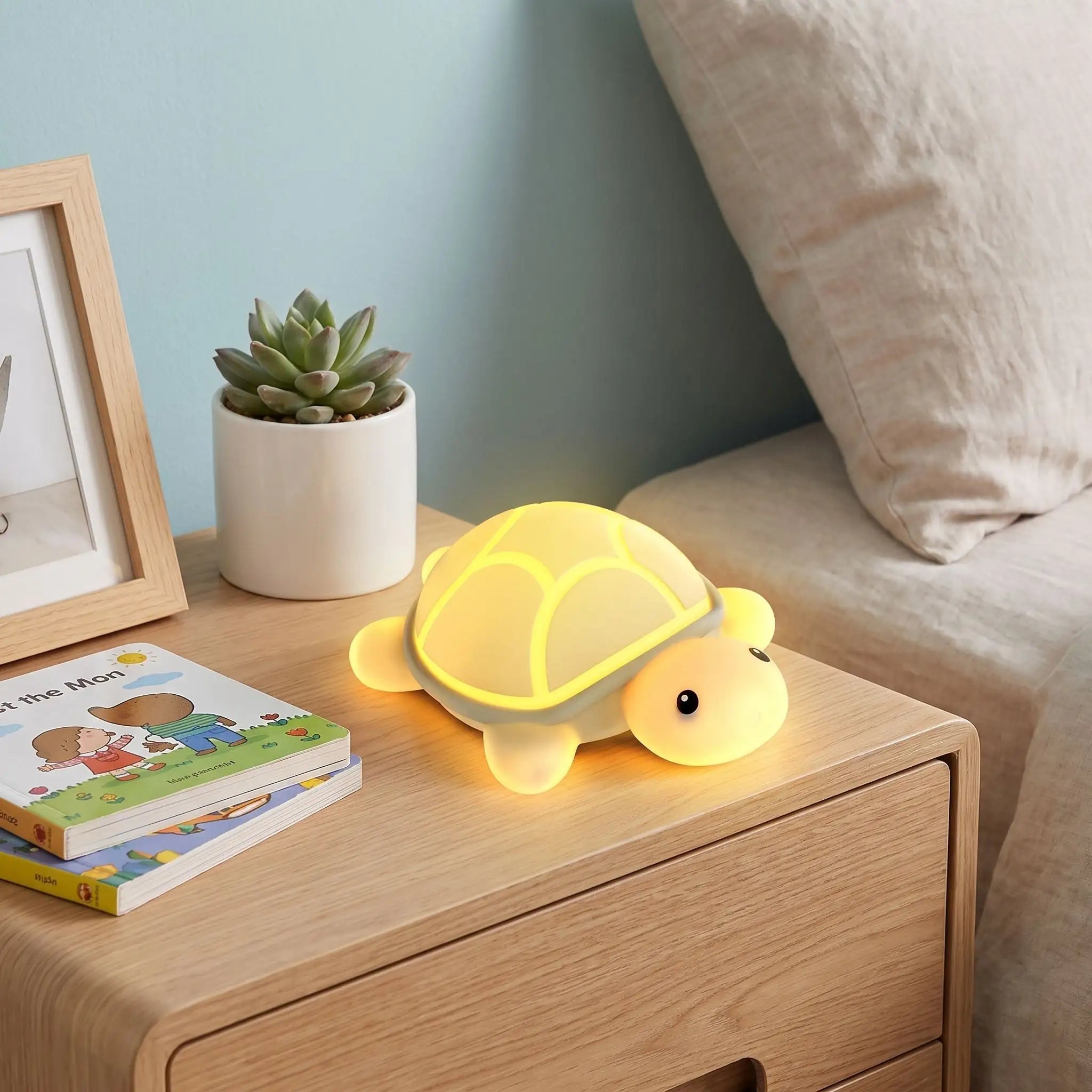 Veilleuse tortue LED rechargeable sur une table de chevet dans une chambre de bébé moderne